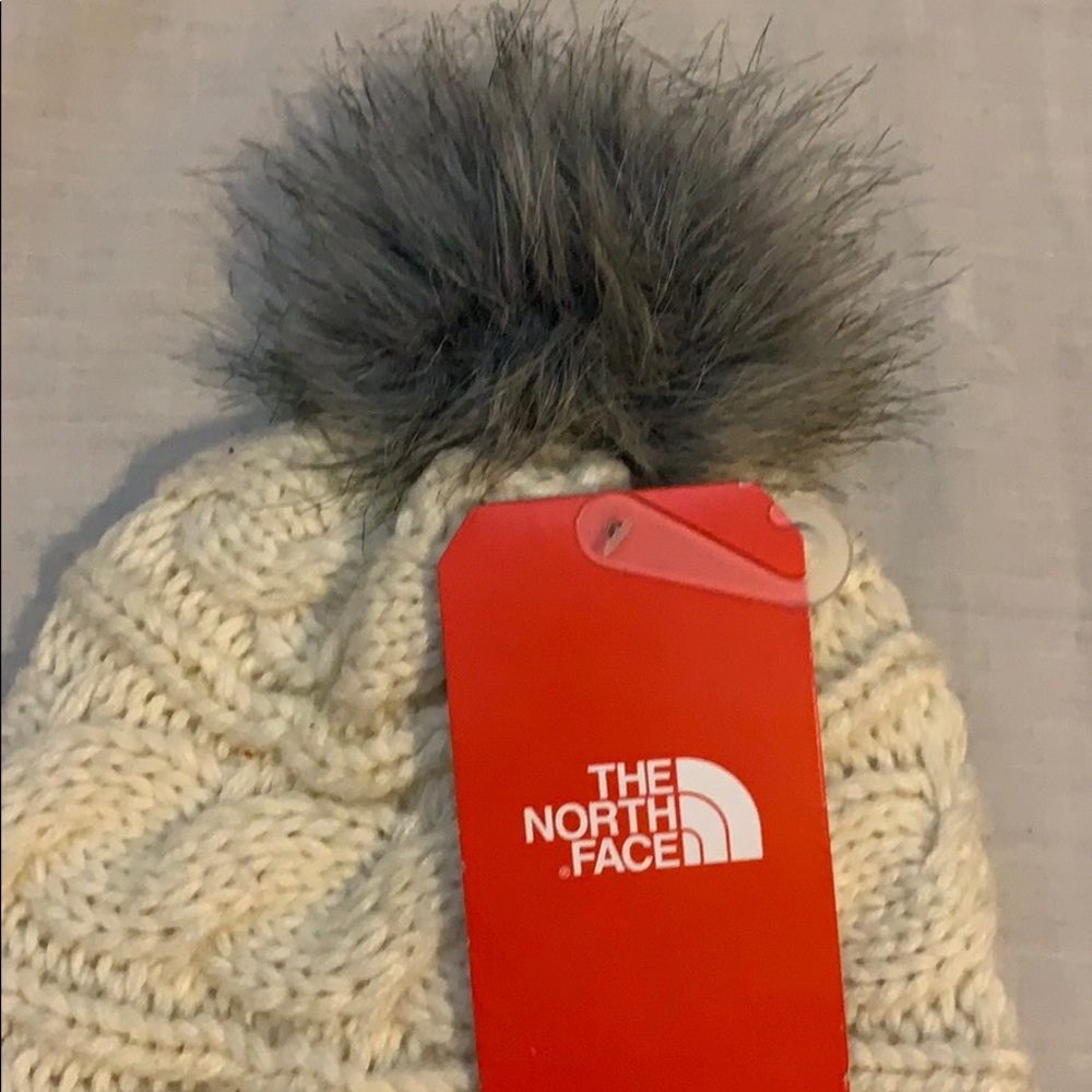 North face cream knit beanie with fur Pom. - Picture 3 of 4